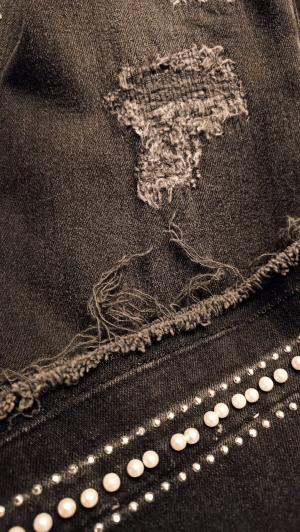 Pantalón vaquero cropped perlas - Imagen 3