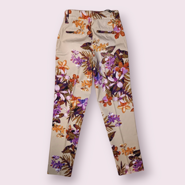 pantalón modelo paris sos jeas con flores y tachuelas