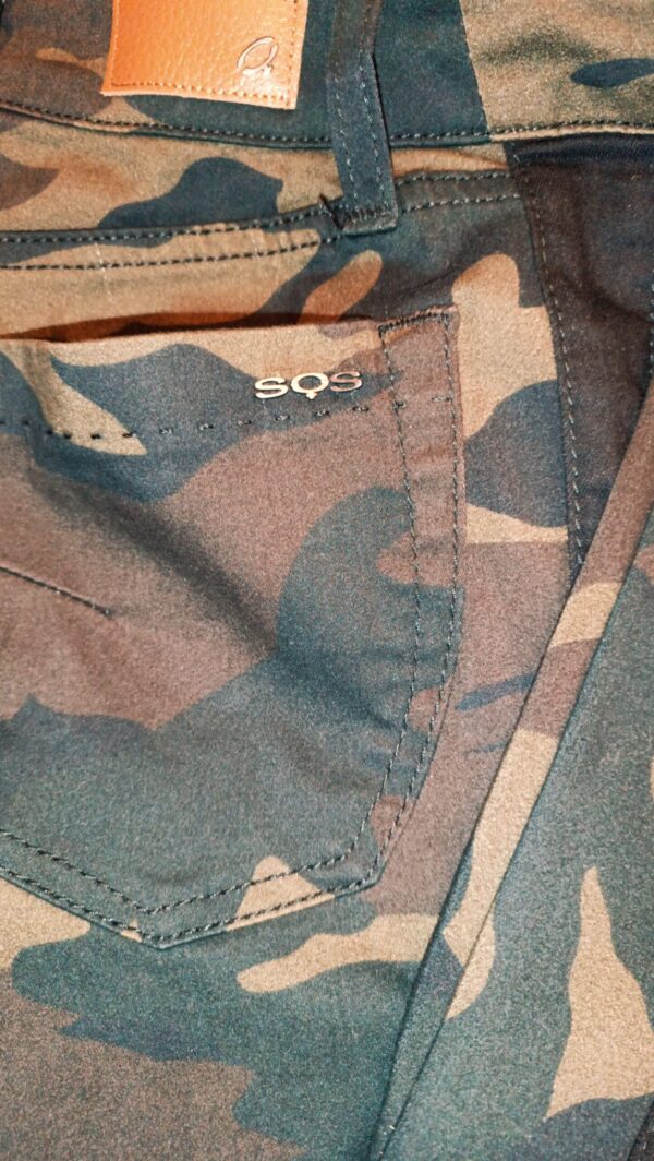 Pantalón de camuflaje con botón joya. - Imagen 4