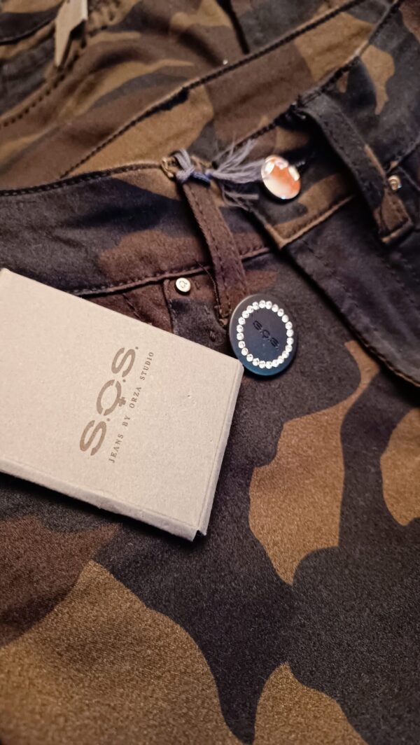 Pantalón de camuflaje con botón joya. - Imagen 3