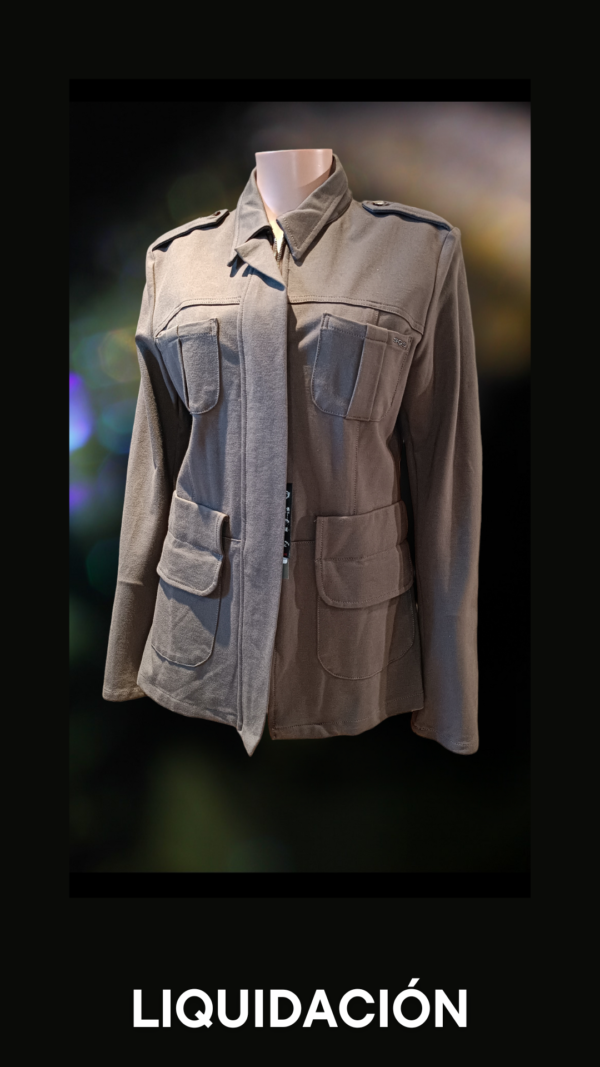 Chaqueta estilo militar para mujer.