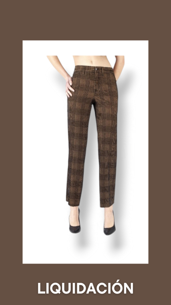 Pantalón cropped clásico.