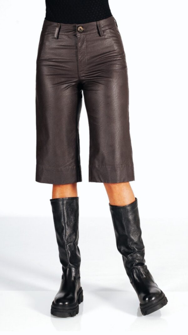 pantalon-bermuda-mujer-ecopiel-chocolate-spazio-styla
