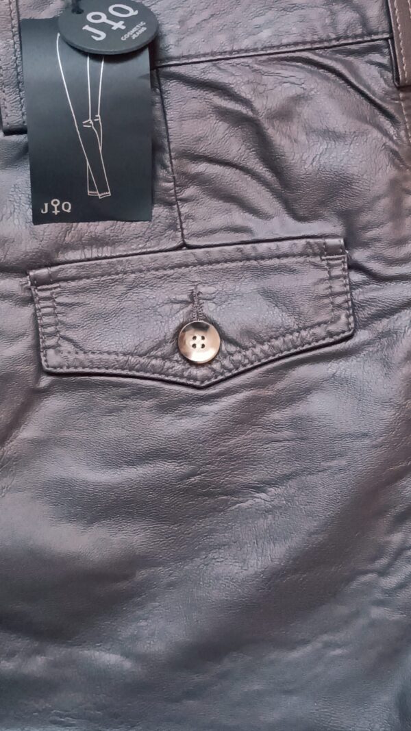 Pantalón Bermuda de Mujer en Eco-piel. - Imagen 3