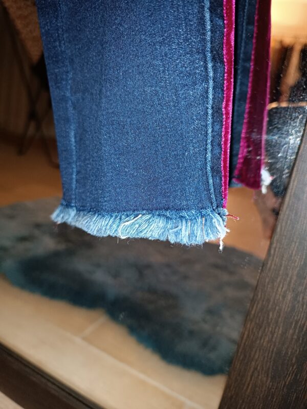 Pantalón Vaquero con botón joya. - Imagen 3