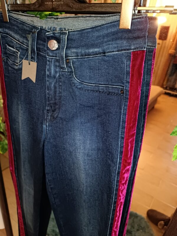 Pantalón Vaquero con botón joya. - Imagen 4