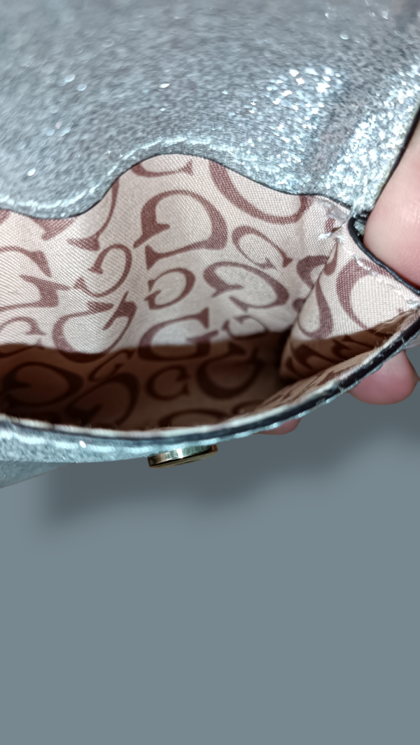 funda.guess-auriculares-spazio.styla